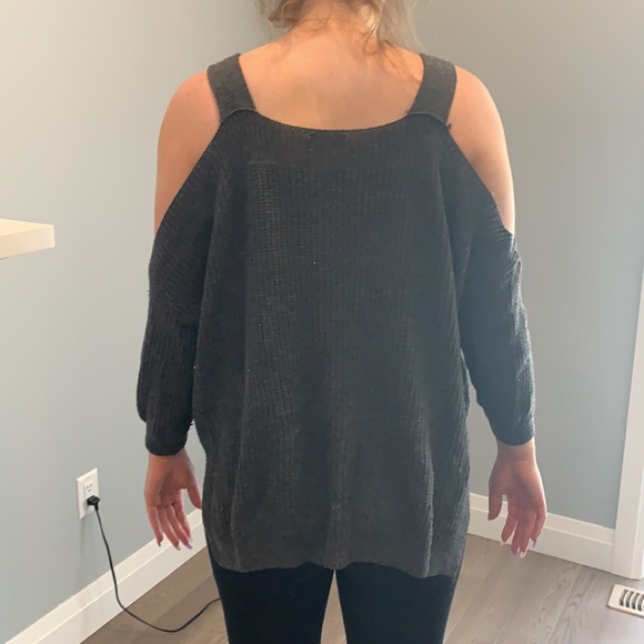 Off-shoulder grey knit - Picture 2 of 3